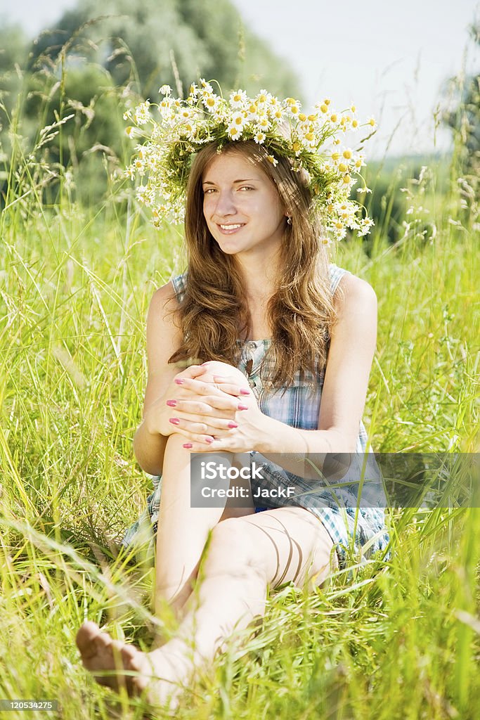 Menina em camomiles chaplet - Royalty-free Adolescente Foto de stock