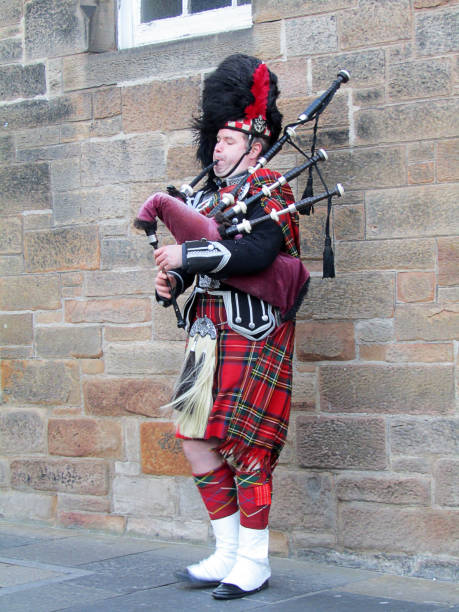 scottish bagpiper - scottish music imagens e fotografias de stock