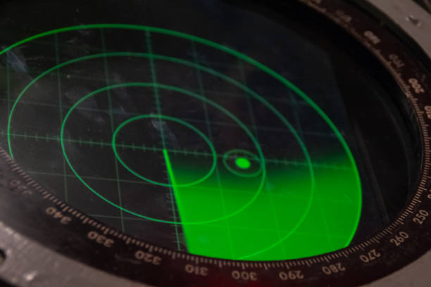 зеленый военный экран радара с неизвестной точкой цели - оборудование безопасности - submarine navy usa military стоковые фото и изображения