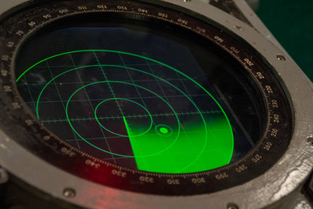 schermo radar militare verde con punto bersaglio sconosciuto - equipaggiamento di sicurezza - sea safety antenna radar foto e immagini stock