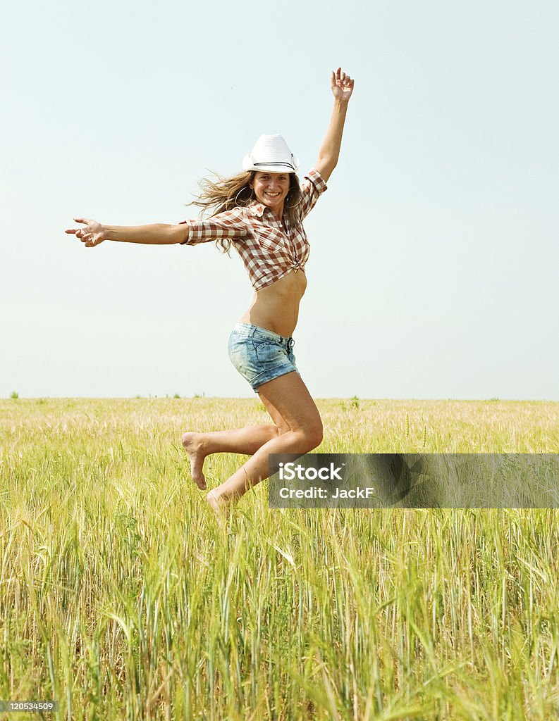 Ragazza saltando in campo - Foto stock royalty-free di Adolescente