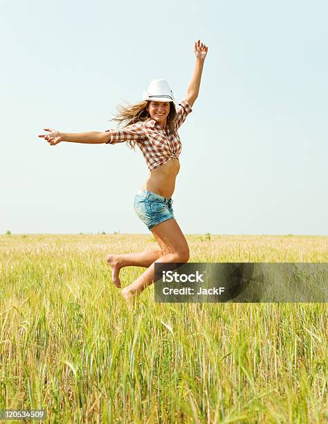 Ragazza Saltando In Campo - Fotografie stock e altre immagini di Adolescente - Adolescente, Adulto, Allegro