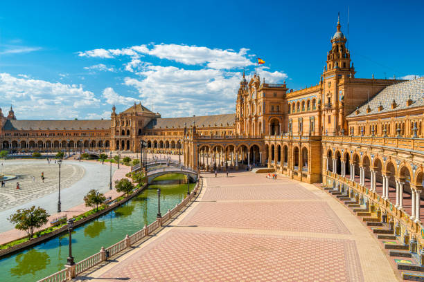 la hermosa plaza de españa en sevilla en un día soleado de verano. andalucía, españa. - seville sevilla bridge arch fotografías e imágenes de stock