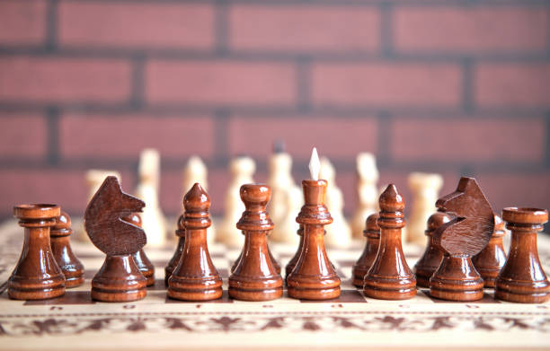 체스 보드에 나무 체스 조각 - chess defending chess piece chess board 뉴스 사진 이미지