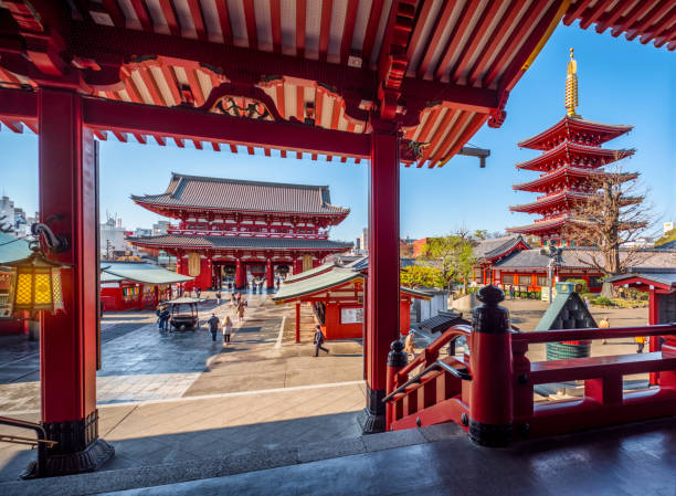 vue de sensoji (senso-ji) entrée du temple à asakusa, tokyo, japon - kaminarimon gate photos et images de collection