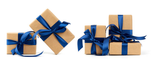 caja rectangular envuelta en papel kraft marrón y atada con una cinta azul de seda - wrapped package string box fotografías e imágenes de stock