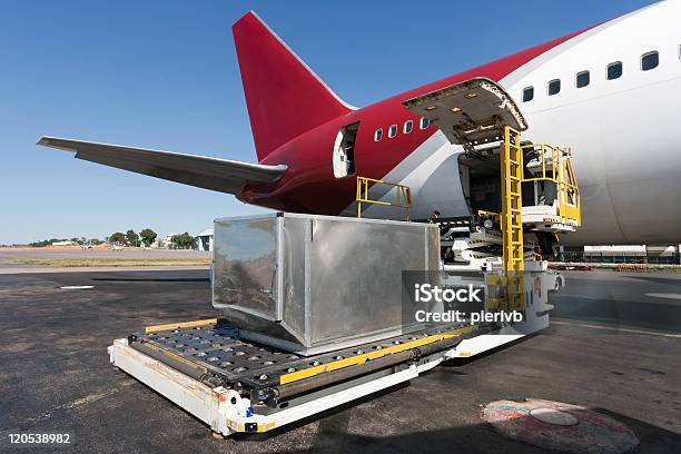 Beladen Cargoflugzeug Stockfoto und mehr Bilder von Flugzeug - Flugzeug, Container, Fracht