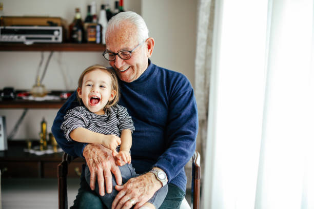 hanno un legame speciale - grandparent foto e immagini stock