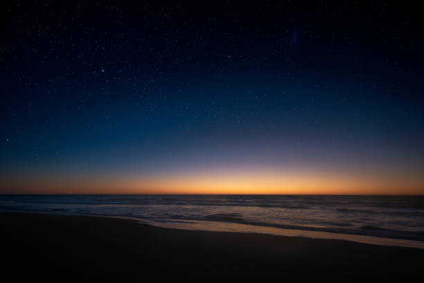 大西洋��の海岸線の上に消える天の川の素晴らしいパノラマビュー - dark sky ストックフォトと画像