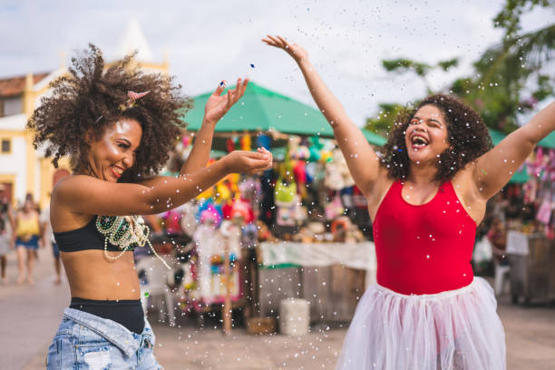 туристы наслаждаются уличным карнавалом - celebration confetti party summer стоковые фото и изображения