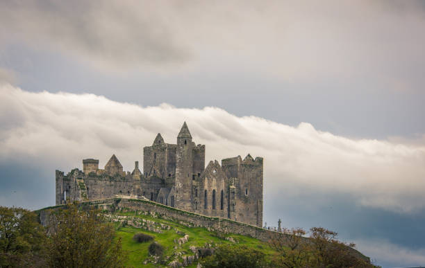 rock cashel w irlandii - cashel zdjęcia i obrazy z banku zdjęć