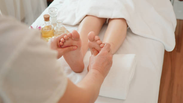 de cerca jovencita recibiendo masaje de reflexología de pies en el salón de spa de belleza. masaje para la salud - health spa women spa treatment massager fotografías e imágenes de stock