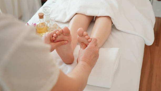 da vicino giovane donna ottenere massaggio foot reflexology presso il salone di bellezza spa. massaggio per la salute - foot massage foto e immagini stock