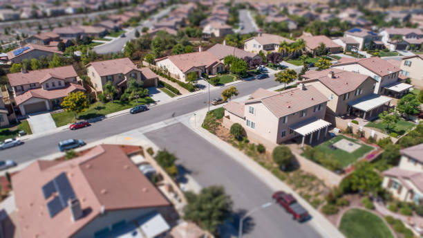 вид с воздуха на населенный район домов с tilt-shift blur - aerial view building exterior suburb neighbor стоковые фото и изображения