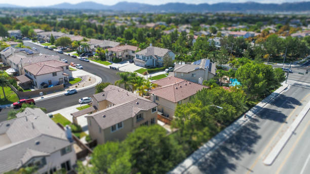 вид с воздуха на населенный район домов с tilt-shift blur - aerial view building exterior suburb neighbor стоковые фото и изображения