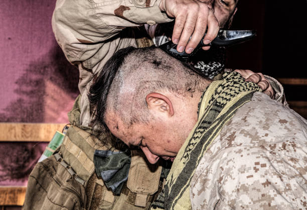 солдат режет товарищей волосы триммером или клипером - outpost стоковые фото и изображения