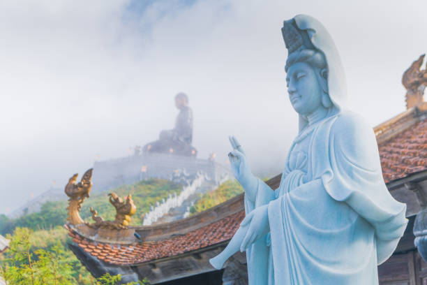 krajobraz z posągiem buddy olbrzyma na szczycie góry fansipan, region sapa, lao cai, wietnam - quan yin zdjęcia i obrazy z banku zdjęć