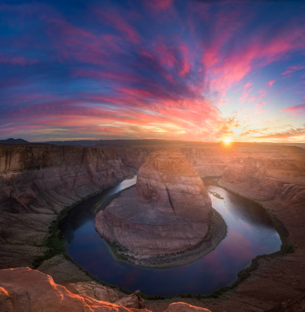 schöne hufeisen bend sonnenburst sonnenuntergang und bunte wolken mit reflexionen - majestic awe canyon national park stock-fotos und bilder