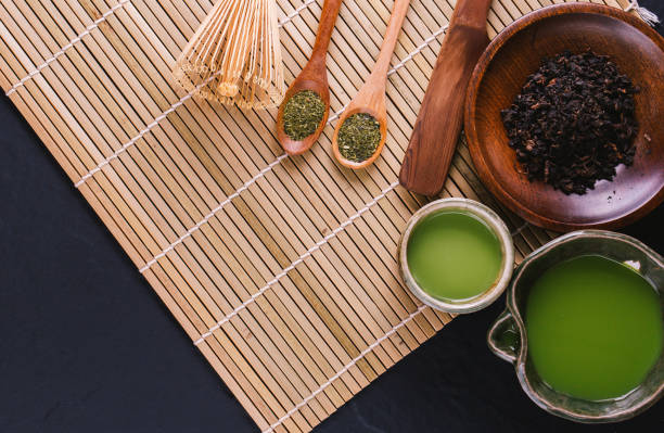 matcha de té verde en un tazón sobre superficie de madera - heath ceramics fotografías e imágenes de stock