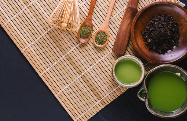 matcha de chá verde em uma tigela na superfície de madeira - heath ceramics - fotografias e filmes do acervo