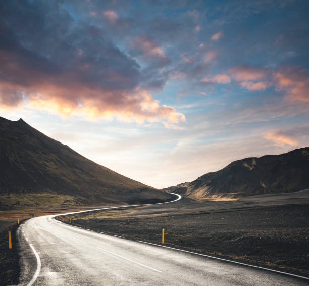 アイスランドの曲がりくねった道 - 壮大な景観 ストックフォトと画像