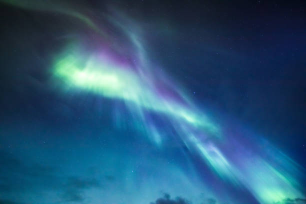 luzes do norte - aurora borealis iceland astronomy tranquil scene - fotografias e filmes do acervo