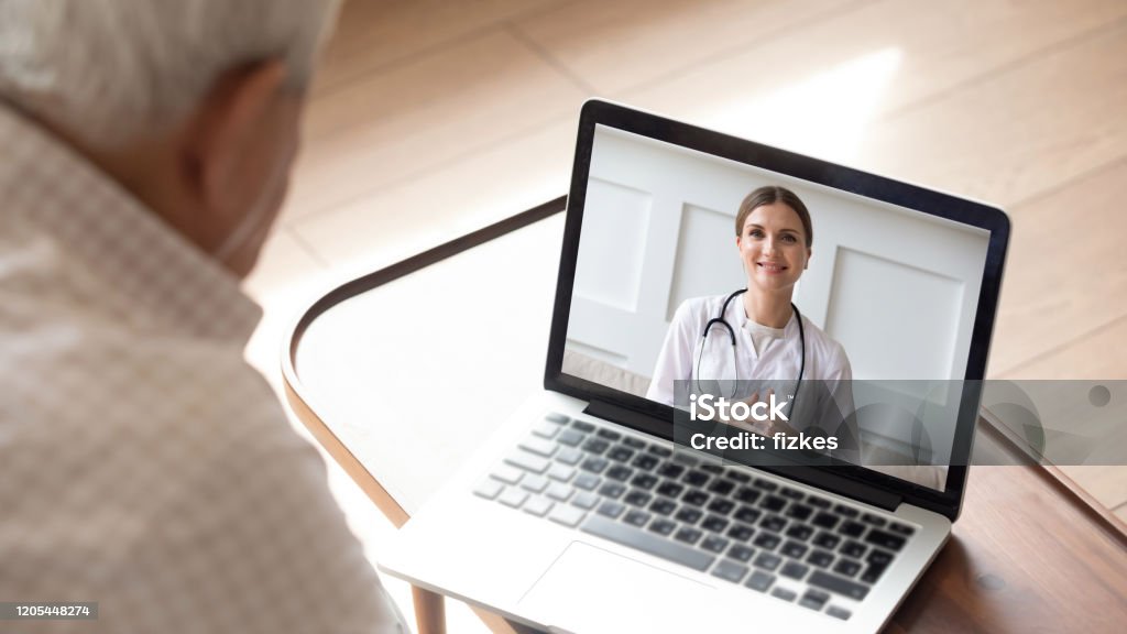Älterer Mann mit Online-Video-Konsultation mit Arzt - Lizenzfrei Arzt Stock-Foto