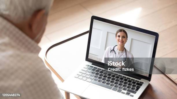Älterer Mann Mit Onlinevideokonsultation Mit Arzt Stockfoto und mehr Bilder von Arzt