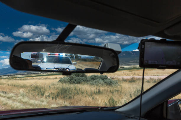 la police arrête le véhicule dans les rues - traffic cop photos photos et images de collection