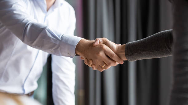 握手を交わすビジネスパートナーをクローズアップし、合意を結ぶ、知り合い - adult businesswoman greeting human hand ストックフォトと画像
