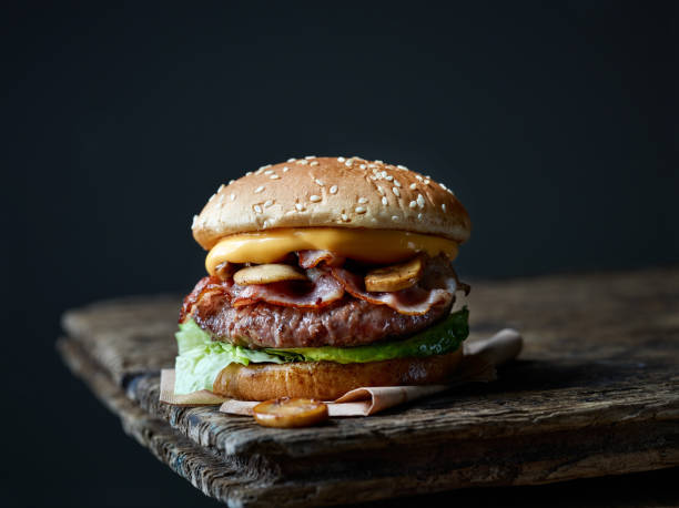 fresh tasty burger - bacon cheeseburger imagens e fotografias de stock