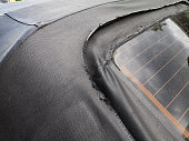nahaufnahme-des-alten-leinwand-auto-weiches-dach.jpg?b=1&s=170x170&k=20&c=s5DnMSNG7vaYh6oEippseCKo35l_3bav7fQror4hO2E=