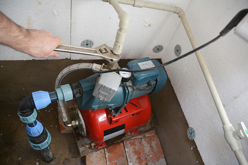 Contratista de instalación y reparación de la estación de bombeo de agua. Bomba de agua de pozo. photo
