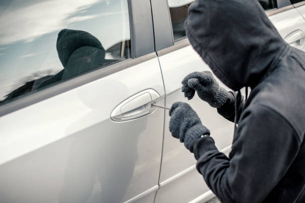 hombre robando un coche - ladrón fotografías e imágenes de stock