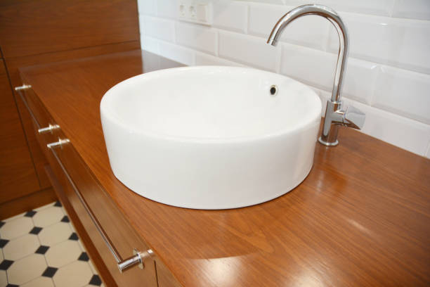 современный металлический кран ванной комнаты и белый керамический сосуд вокруг раковины ванной комнаты. - loft apartment bathroom mosaic tile стоковые фото и изображения