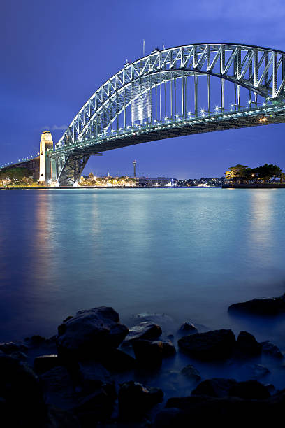 シドニーのハーバーブリッジ - sydney harbor bridge sydney opera house vertical australia ストックフォトと画像