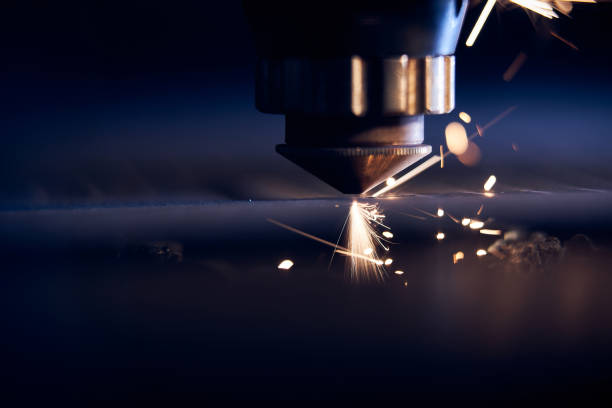 taglio laser cnc di metallo da vicino, moderna tecnologia industriale. piccola profondità di campo - steel cut foto e immagini stock