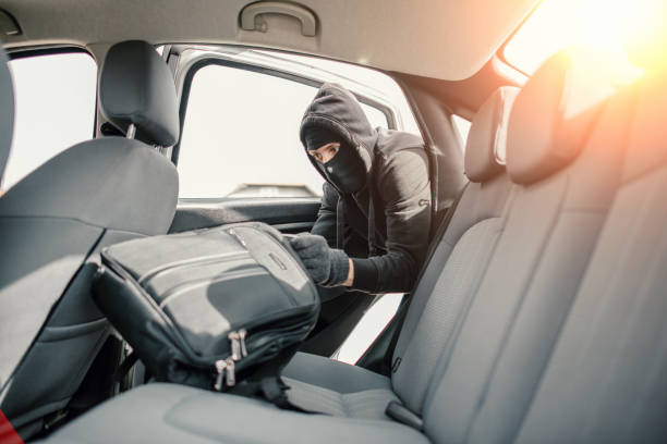 ladro in maschera ruba zaino dall'auto - weapon burglary thief burglar foto e immagini stock