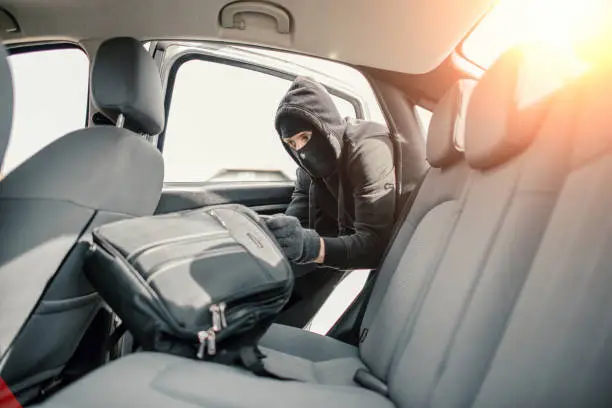 Thief in a mask hijacks the car