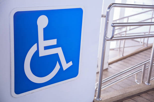 Access Ramp Sign for wheelchair ramp, an inclined plane installed in addition to or instead of stairs, for wheelchair users, people pushing strollers, carts, or wheeled objects to access buildings. señal de rampa de acceso para rampa de silla de ruedas, un avión inclinado instalado además de o en lugar de escaleras, para usuarios de sillas de ruedas, personas empujando cochecitos, carros u objetos con ruedas para acceder a edificios.