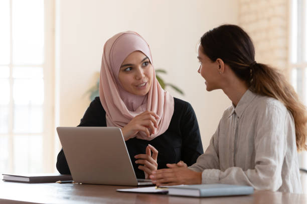 las empresas multiculturales incoan la forma de cooperar en la reunión de la oficina - human gender people women young women fotografías e imágenes de stock