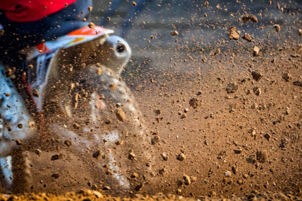 escena de motocross en un sendero - action off road vehicle motocross cycle fotografías e imágenes de stock