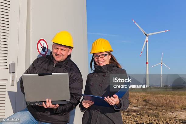 Technik Inżynierów W Wiatr Turbina Energii Station - zdjęcia stockowe i więcej obrazów 20-24 lata - 20-24 lata, 20-29 lat, 30-39 lat