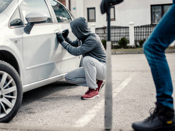 мужчины, угнали автомобиль - car stealing thief car thief стоковые фото и изображения