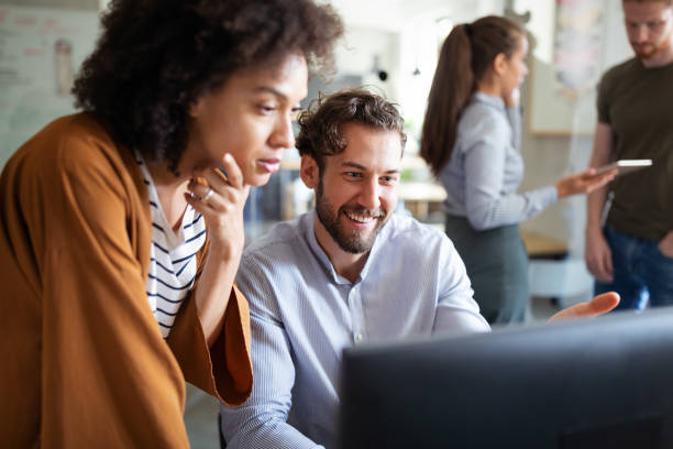 programadores cooperando em empresa de ti desenvolvendo aplicativos - 3000 - fotografias e filmes do acervo