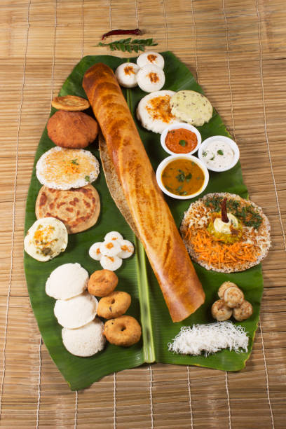 snacks traditionnels d’inde du sud, dosa, idli, medu wada sur la feuille de bananier. - sud photos et images de collection