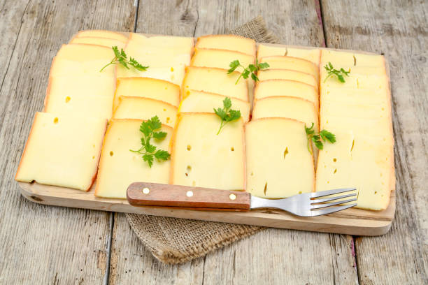 раклетт сыр - raclette cheese стоко�вые фото и изображения