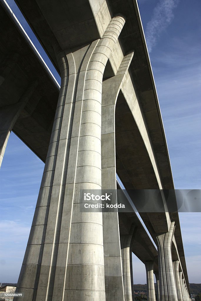 Hoch und lange konkrete Brücke über das Tal - Lizenzfrei Architektonische Säule Stock-Foto