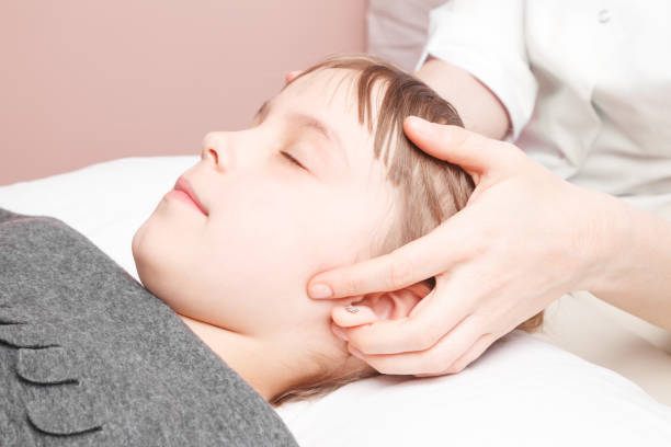 그녀의 머리의 정골 치료를받는 소녀 - osteopath chiropractic adjustment skull massaging 뉴스 사진 이미지