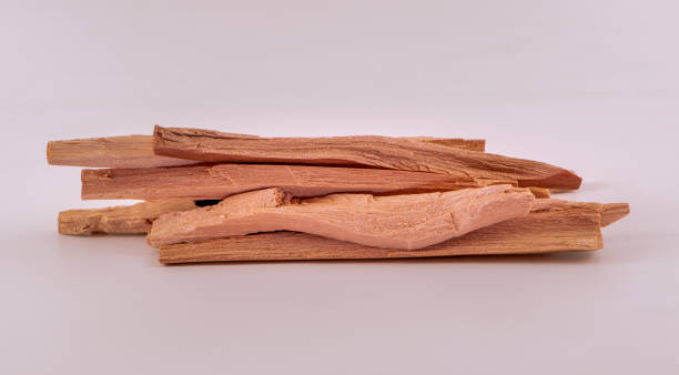 bastoncini di sandalo profumati isolati, da vicino. incensi aromatici in legno naturale. tradizione aromaterapica dell'india per la salute. - legno di sandalo foto e immagini stock
